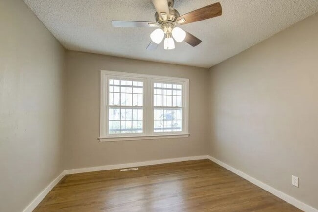 Building Photo - Adorable One Bedroom