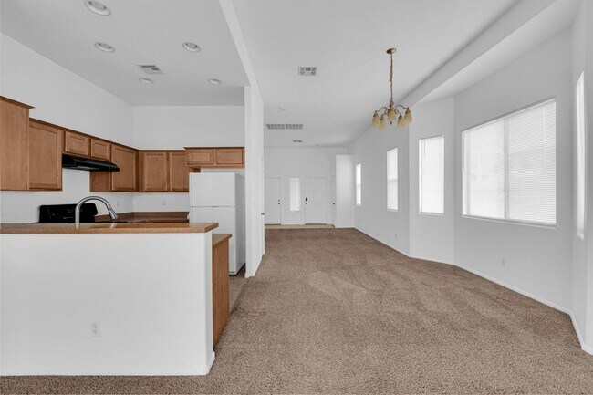 Building Photo - Beautiful 3/2 home! Corner lot in gated community!!