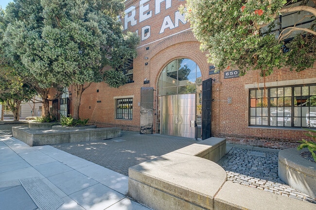 Building Photo - 650 Delancey St