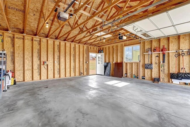 Building Photo - Beautiful 4 bed 2 bath on 1.37 acres in Co...