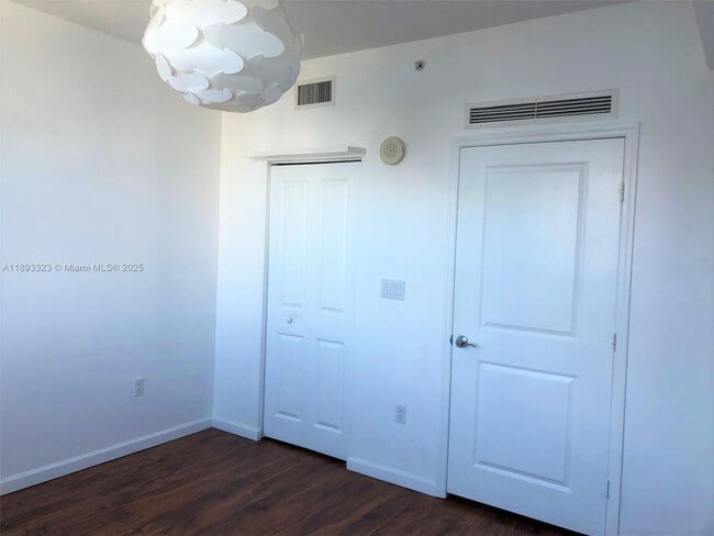Building Photo - 7900 Harbor Island Dr