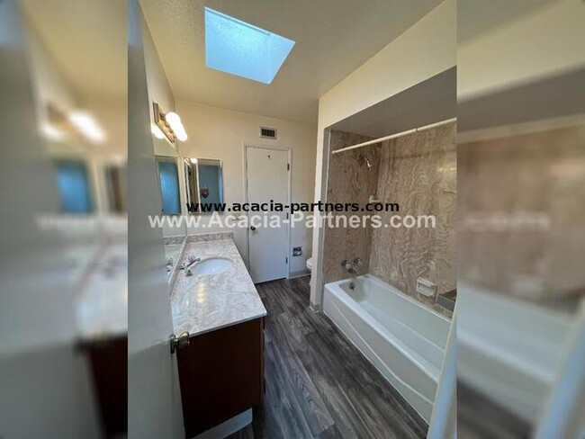 Building Photo - Eastside Townhome