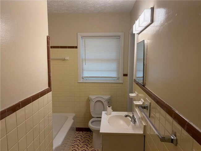 Building Photo - 2064 Montrose Dr