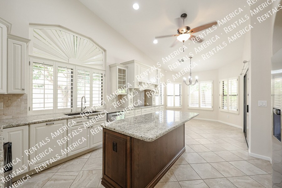 Building Photo - 1635 W Wisteria Dr