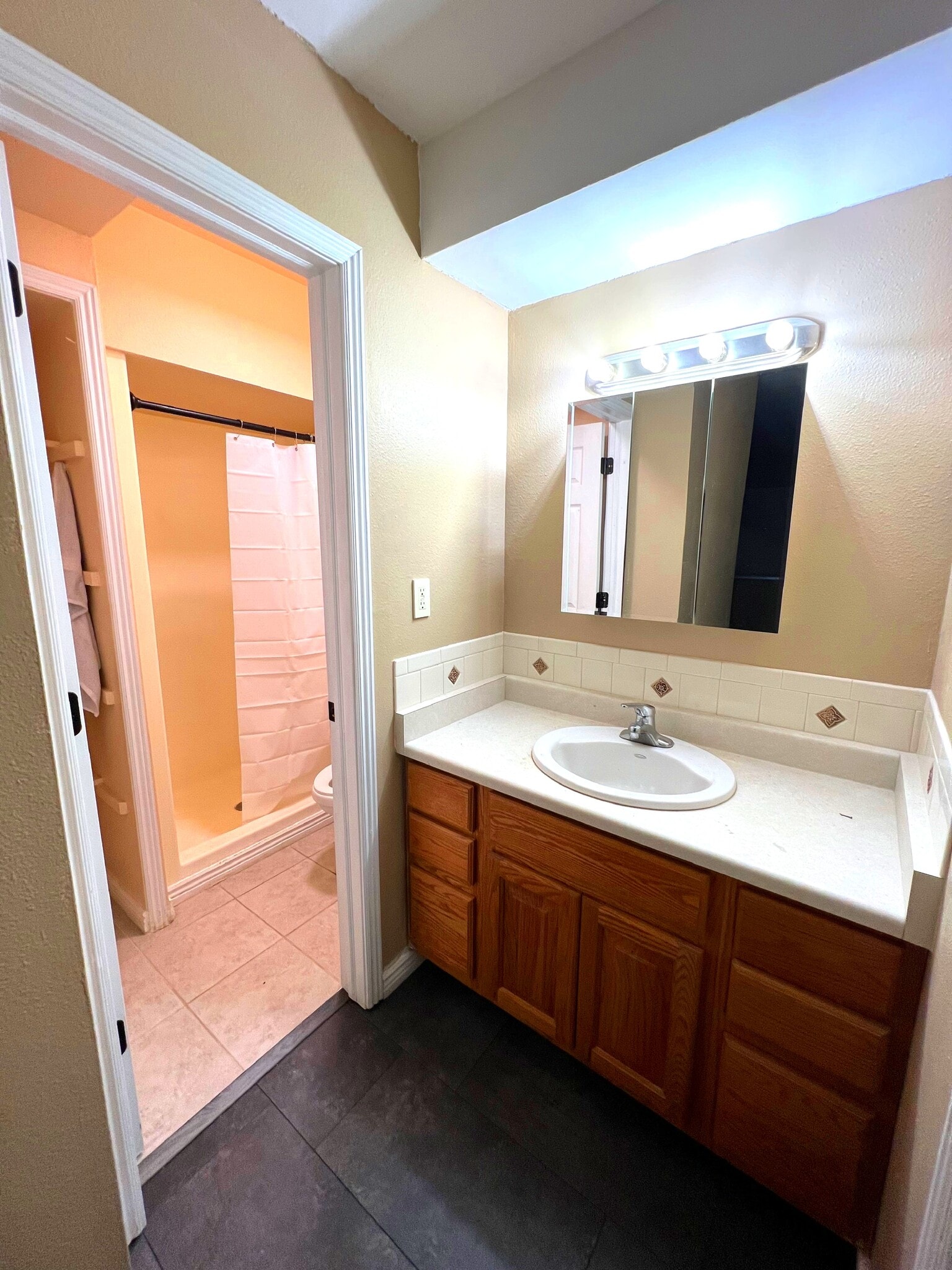 Building Photo - 1008 S Miller St