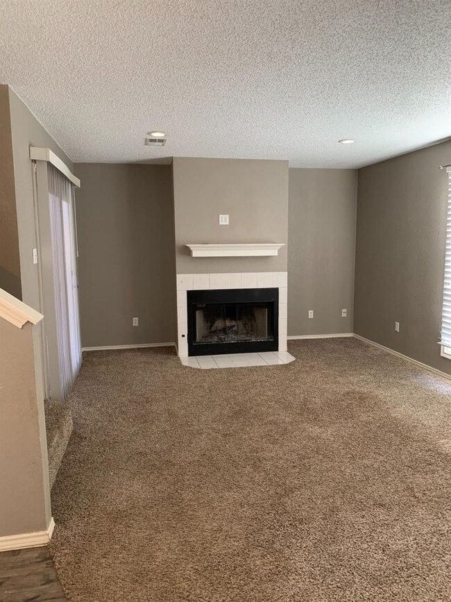 Building Photo - Townhome 2/2