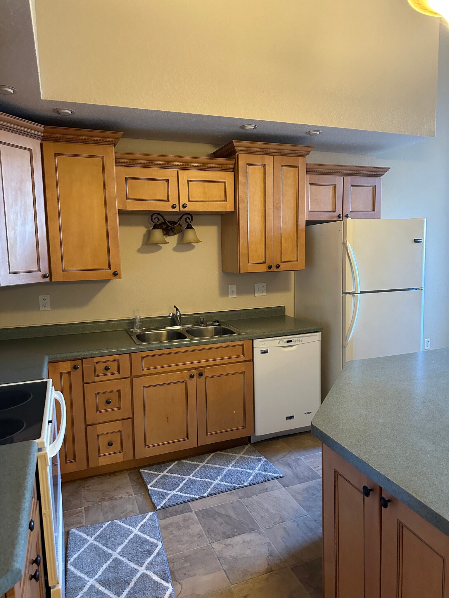 Building Photo - 419 E Grand Ave