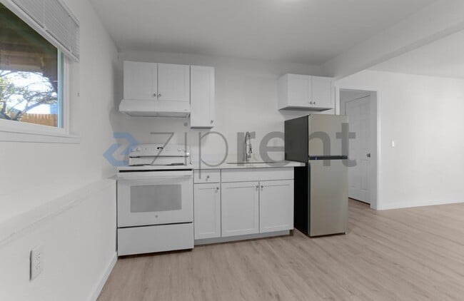 Building Photo - 1611 S 84th St