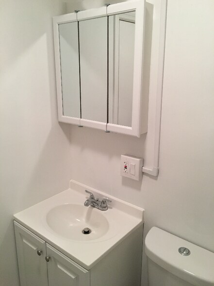 Building Photo - 1042 Main St