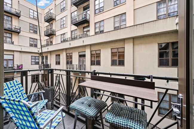 Building Photo - 758 N Larrabee St