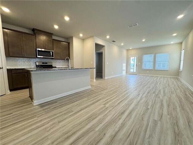 Building Photo - 823 Misty Holw Trl