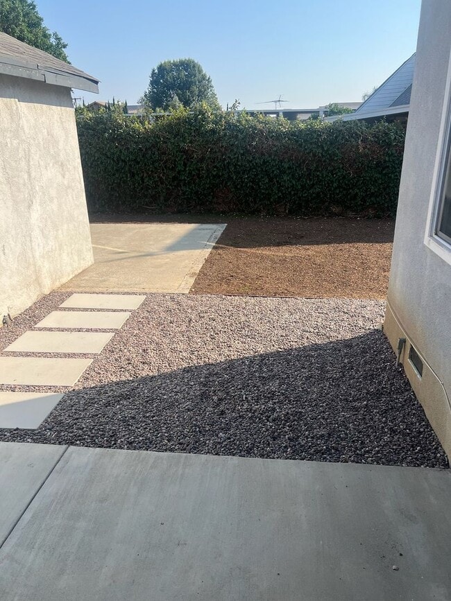 Building Photo - Spacious 4 bedroom, 2 bath single family home