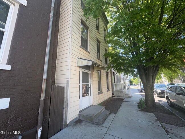 Building Photo - 334 4th St