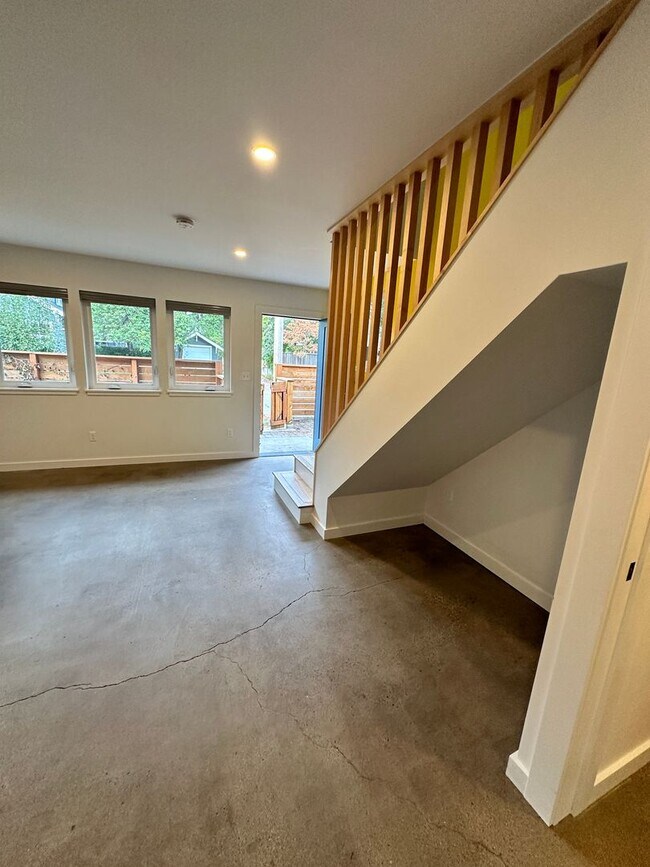 Building Photo - Like-New ADU in NE Portland!