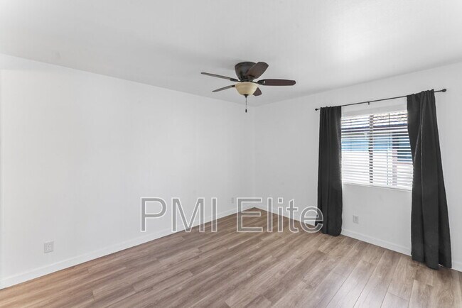 Building Photo - 18182 W Sundowner Way