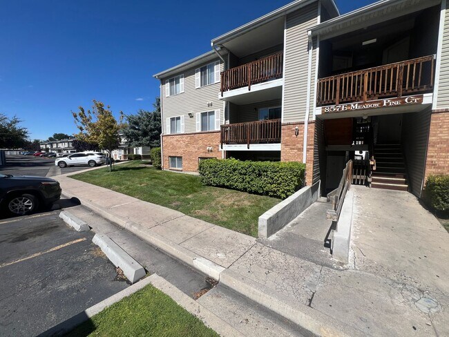 Building Photo - 857 Meadow Pine Ct