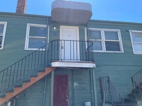 Building Photo - Newly Renovated-1 Bedroom 1 Bath Upstairs ...
