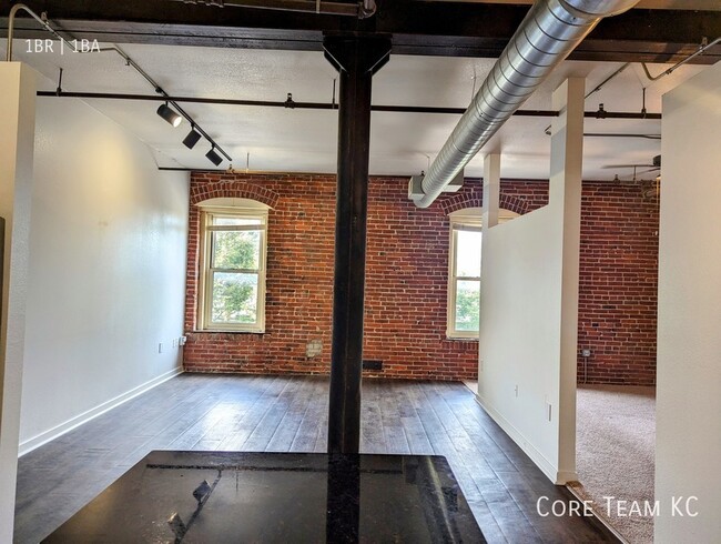 Building Photo - Large Loft in River Market!