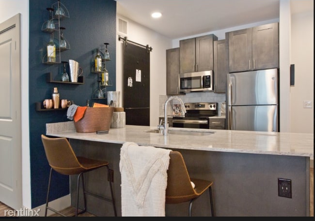 Building Photo - Studio, 1 bath Apartment - 1109 e 5th street