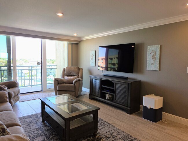 Building Photo - 1 Key Capri