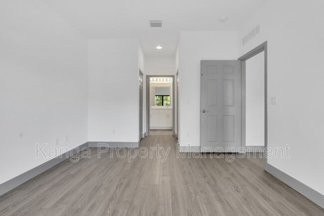 Building Photo - 600 NE 14th Ct