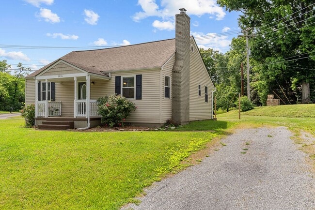Building Photo - Newly Renovated Alcoa Cottage!!