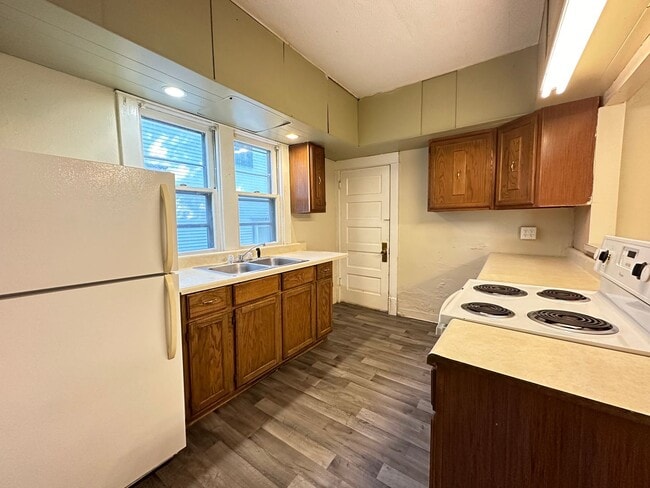 Building Photo - Large 2 bedroom house $750