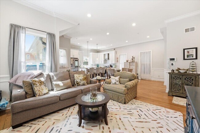 Building Photo - 41 Bentley Ave