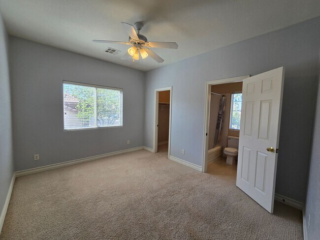 Building Photo - An Amazing NW Home! Over 3300 sq ft w/ pool & spa! Must see!