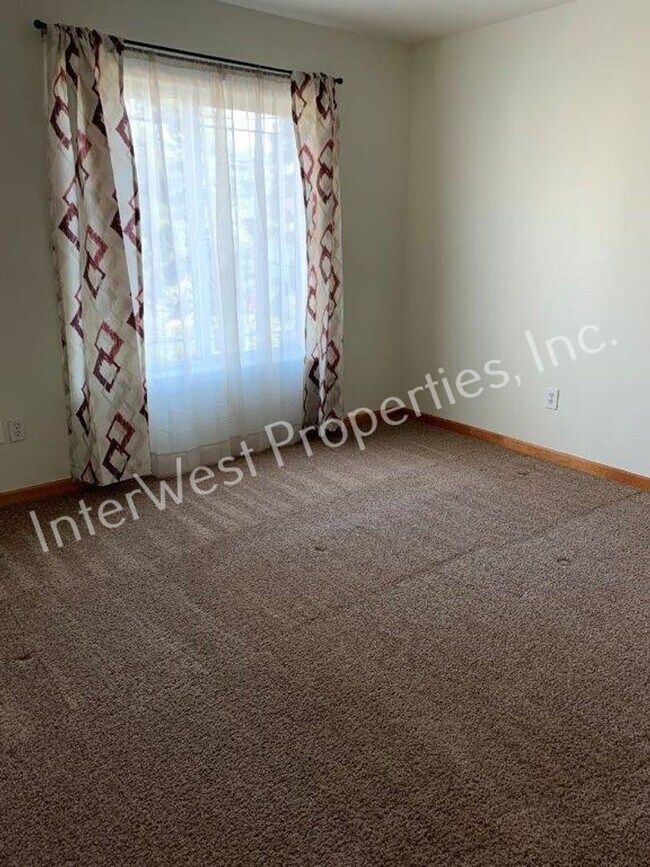 Building Photo - FLIK01-OPM