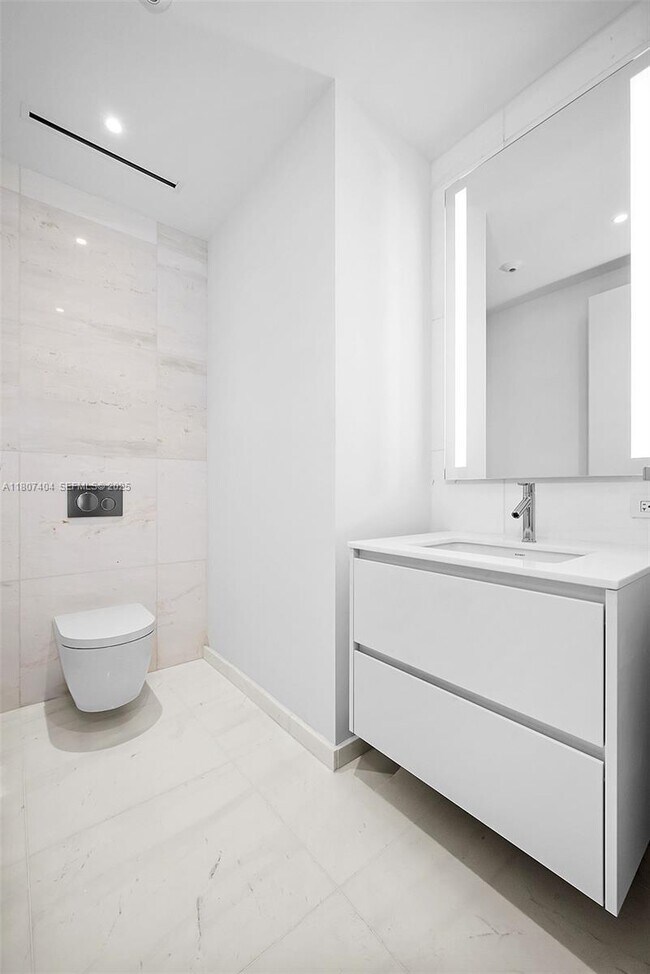 Building Photo - 300 Biscayne Blvd Way