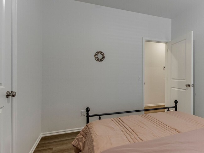 Building Photo - Cozy 3-Bed Retreat in Yukon - Fully Furnished & All Utilities Included