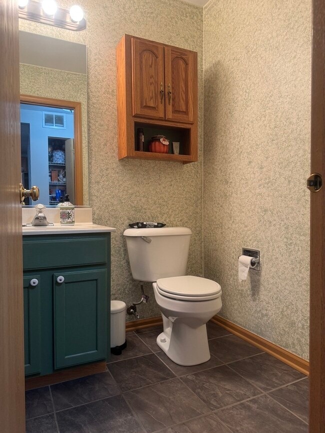 Building Photo - 572 Jennifer Cir