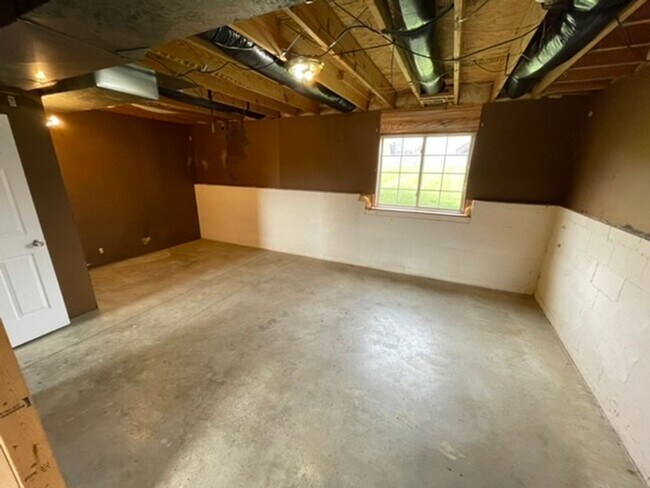 Building Photo - Large Home in Shelbyville For Rent