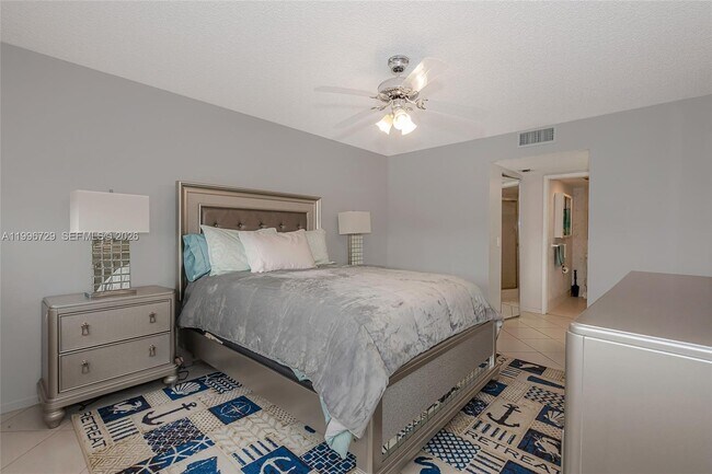 Building Photo - 950 SW 138th Ave