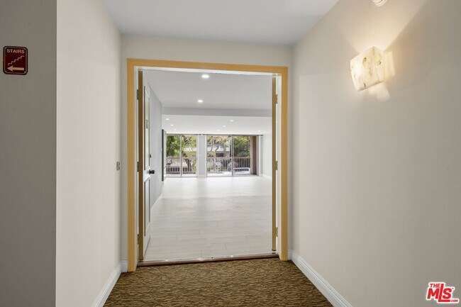 Building Photo - 441 N Oakhurst Dr