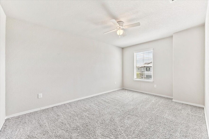 Building Photo - 2521 Ayers Dr