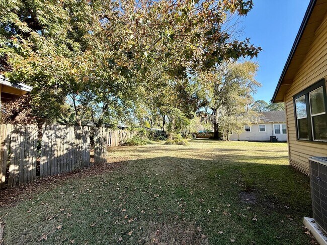 Building Photo - 625 Meteor St