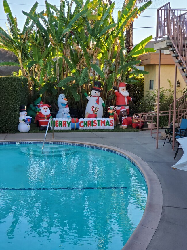 CHRISTMAS - 4604 Cahuenga Blvd