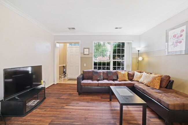 Building Photo - Spacious, Private AND Convenient 2-Level C...
