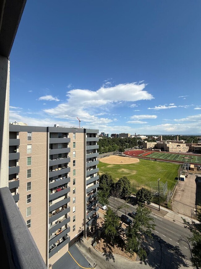 Building Photo - Spacious 1bd/1ba TOP FLOOR CONDO! Availabl...