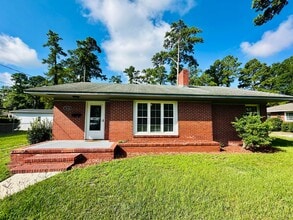 Building Photo - WILSHIRE BLVD - 3 Bedroom + Flex Space - minutes to UNCW!