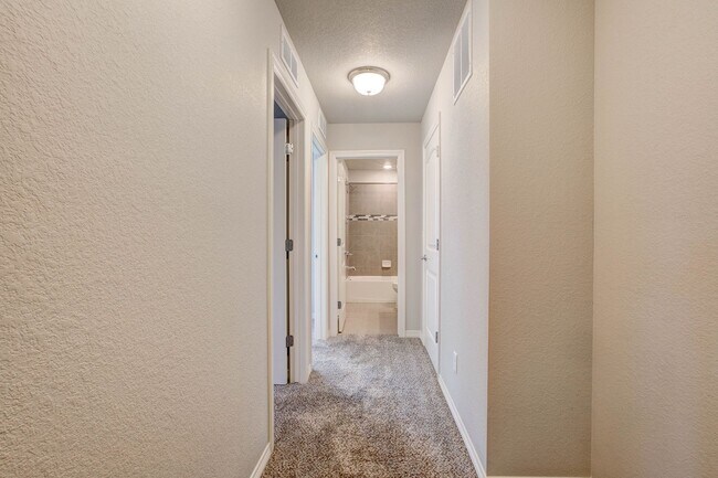Building Photo - 884 Winding Brk Dr
