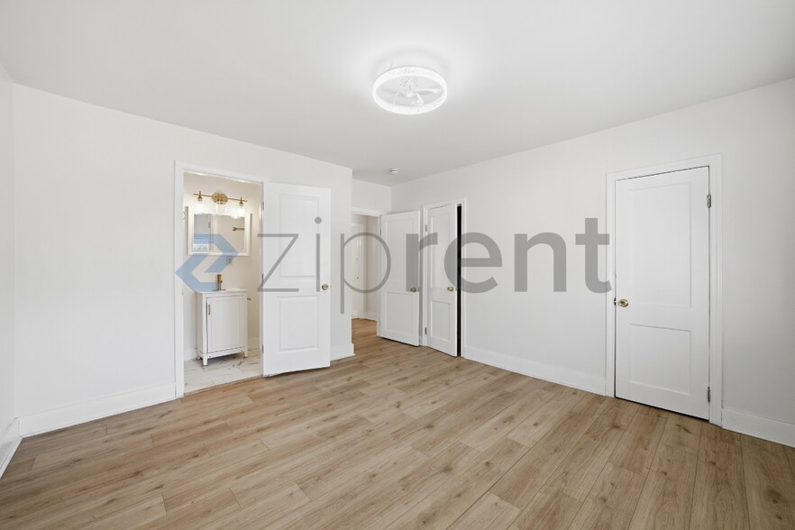Building Photo - Unit
