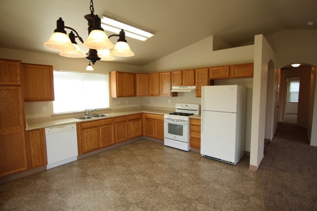 Building Photo - 3 Bedroom Home in Gated Lake California