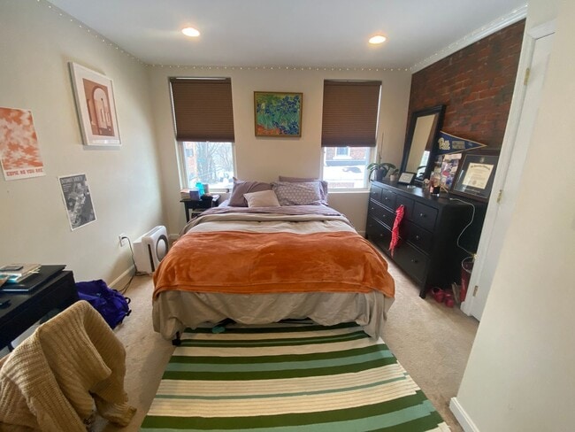 Building Photo - 2 BEDROOM IN THE SOUTHSIDE SLOPES- Available August 5!