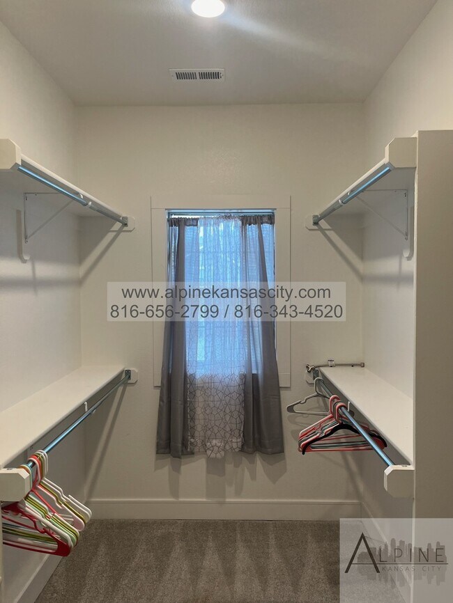 Building Photo - Beautiful Parkville Town Home Coming Soon!