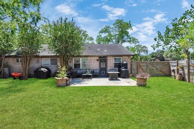 Building Photo - 5658 Ludington Dr