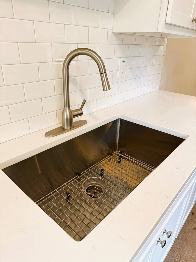 Building Photo - Fully Rehabbed 3 bedroom, 1 bathroom Renta...