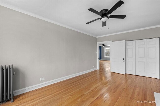 Building Photo - 2343 W Glenlake Ave